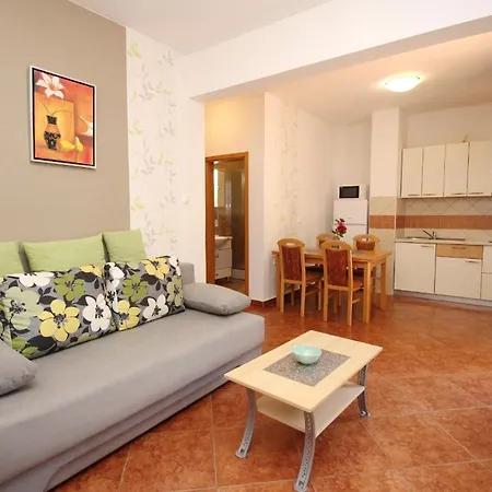 Apartment Modern Eingerichtete Im Erdgeschoss Ideal Fuer Famillien Mit Kinder Im Zentrum Von *