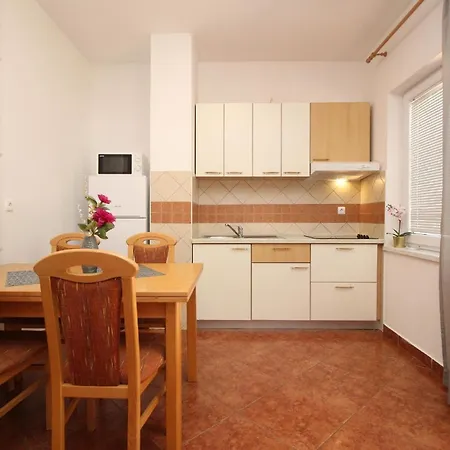 Apartment Modern Eingerichtete Im Erdgeschoss Ideal Fuer Famillien Mit Kinder Im Zentrum Von Baska (Krk)