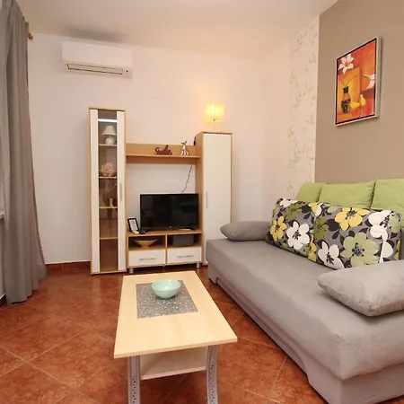 Apartment Modern Eingerichtete Im Erdgeschoss Ideal Fuer Famillien Mit Kinder Im Zentrum Von Baska (Krk)