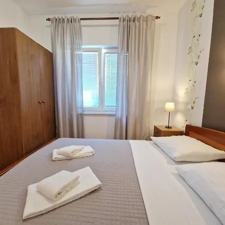 Modern Eingerichtete Im Erdgeschoss Ideal Fuer Famillien Mit Kinder Im Zentrum Von Apartment