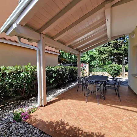 Apartment Modern Eingerichtete Im Erdgeschoss Ideal Fuer Famillien Mit Kinder Im Zentrum Von Baska (Krk)